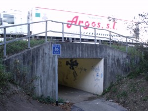 Entrance to underpass at Tesco side. Note: Its the end of the cycle route